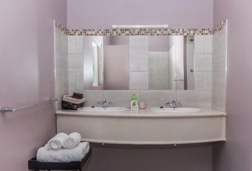 Hostal 10 Windell Self Catering Accommodation