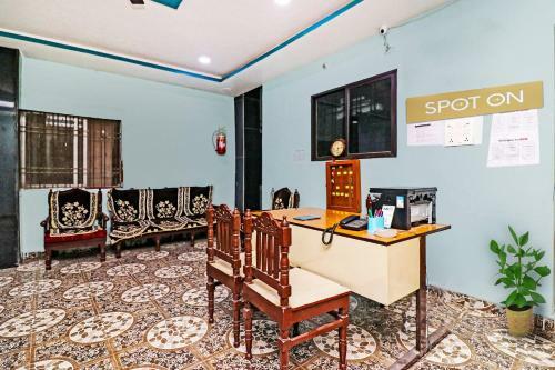 Spot On 37040 Hotel Ayushman Palace