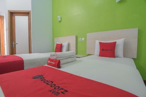 Hostal Reddoorz Plus Near Alun Alun Kuningan