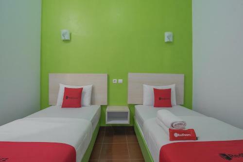 Hostal Reddoorz Plus Near Alun Alun Kuningan