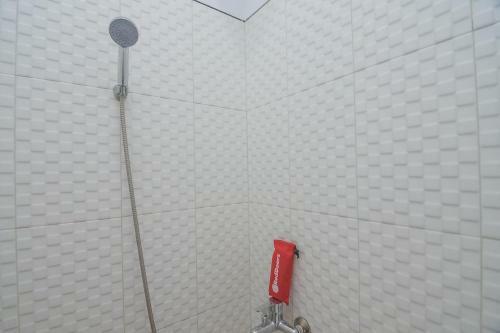 Hostal Reddoorz Plus Near Alun Alun Kuningan