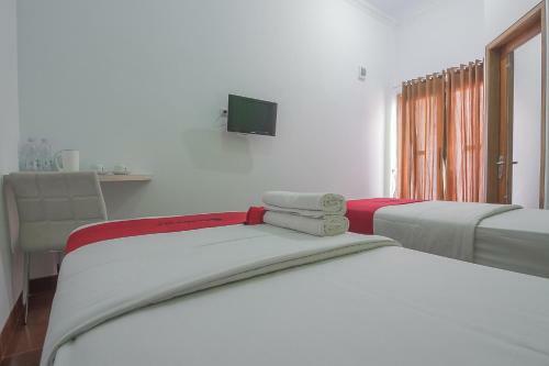 Hostal Reddoorz Plus Near Alun Alun Kuningan