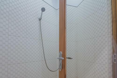 Hostal Reddoorz Plus Near Alun Alun Kuningan