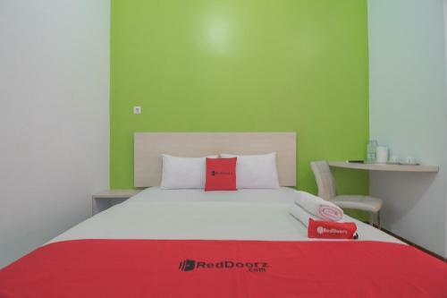 Hostal Reddoorz Plus Near Alun Alun Kuningan