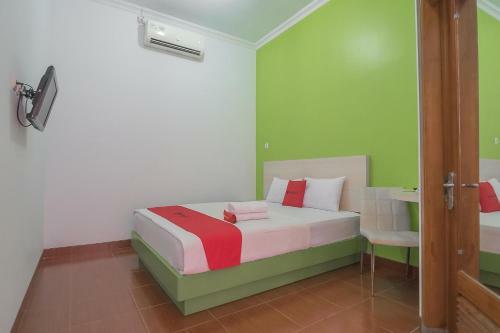 Hostal Reddoorz Plus Near Alun Alun Kuningan