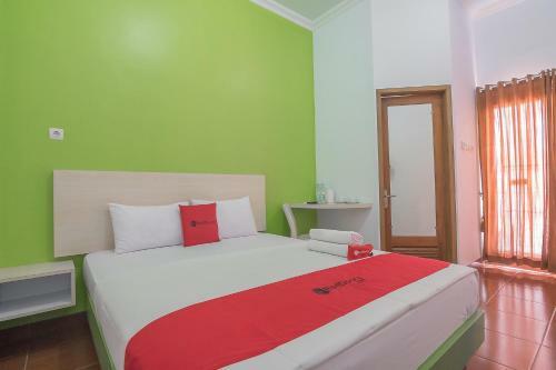Hostal Reddoorz Plus Near Alun Alun Kuningan