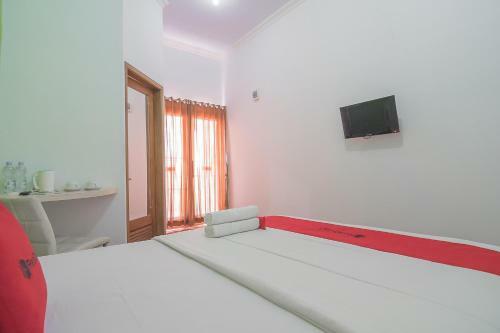 Hostal Reddoorz Plus Near Alun Alun Kuningan