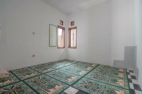 Hostal Reddoorz Plus Near Alun Alun Kuningan