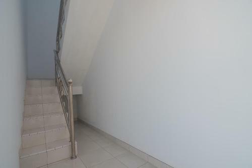 Hostal Reddoorz Plus Near Alun Alun Kuningan