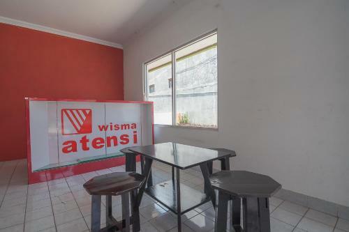 Hostal Reddoorz Plus Near Alun Alun Kuningan
