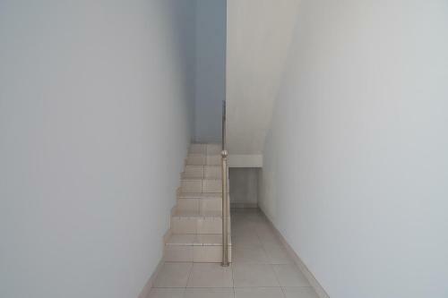 Hostal Reddoorz Plus Near Alun Alun Kuningan