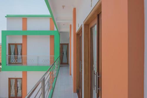 Hostal Reddoorz Plus Near Alun Alun Kuningan
