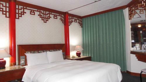 Modern Plaza Hotel