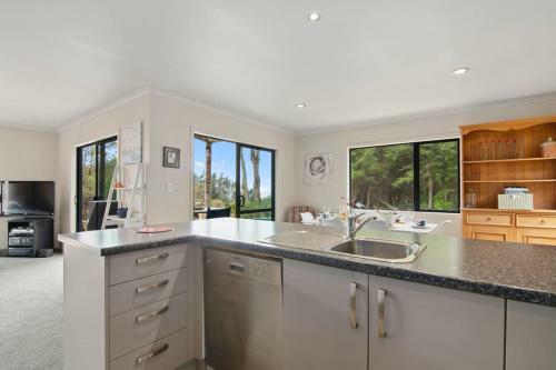Hillside Hideaway - Kaiteriteri Holiday Home
