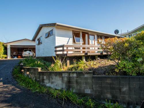 Beach House On The Ridge - Kaiteriteri Holiday Home