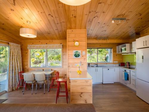 Sandy Feet Retreat - Marahau Holiday Home