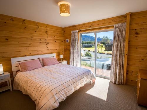 Sandy Feet Retreat - Marahau Holiday Home