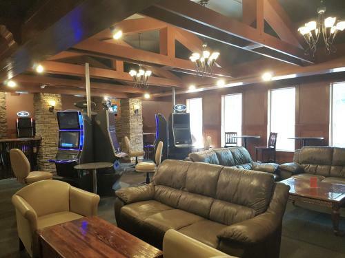 Posada Twin Pine Inn & Suites