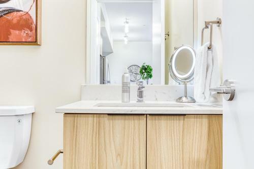 Apartamento Modern Rustic Suite W/ King Bed & Kitchen Island