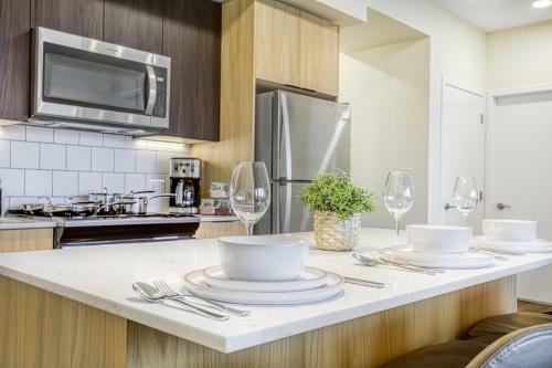 Apartamento Modern Rustic Suite W/ King Bed & Kitchen Island