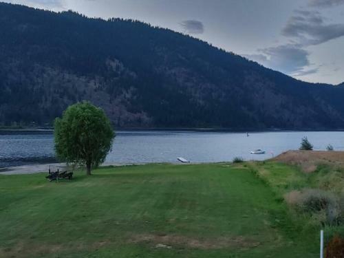Apartamento Little Shuswap Lake Front Suite