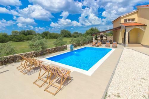 Holiday Home Brist- With Pool