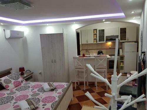 Sunshine Apartment With Private Pool And Parking