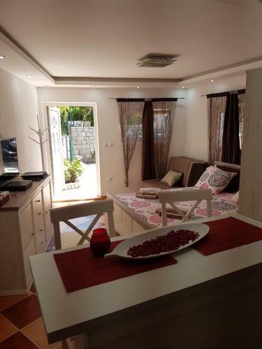 Sunshine Apartment With Private Pool And Parking