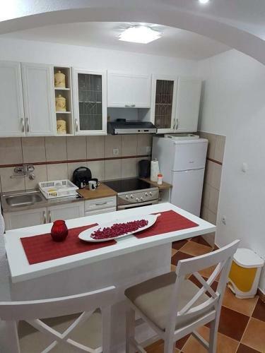 Sunshine Apartment With Private Pool And Parking