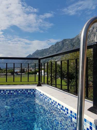 Sunshine Apartment With Private Pool And Parking