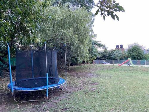 Casa Con Gran Jard�n Y Pileta En El Pueblo