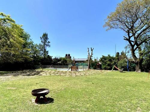 Casa Con Gran Jard�n Y Pileta En El Pueblo