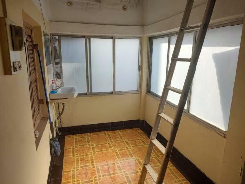 Hostal Kolkatta Harish Mukherjee Rd