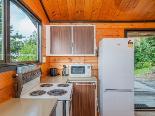 Beach Lovers Bach - Hahei Holiday Home