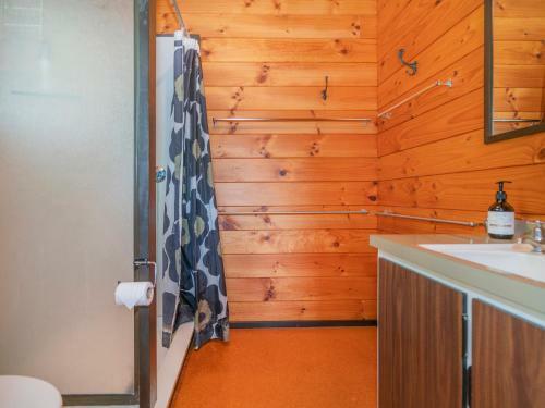 Beach Lovers Bach - Hahei Holiday Home