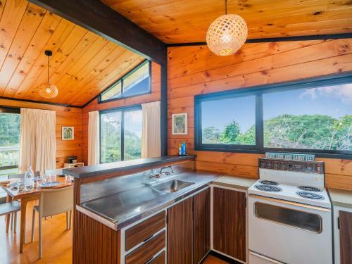 Beach Lovers Bach - Hahei Holiday Home