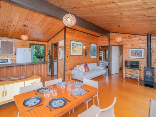 Beach Lovers Bach - Hahei Holiday Home