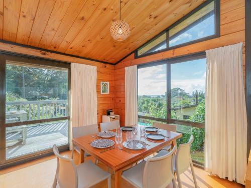 Beach Lovers Bach - Hahei Holiday Home