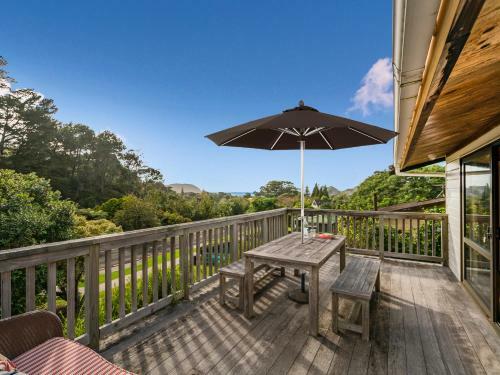 Beach Lovers Bach - Hahei Holiday Home