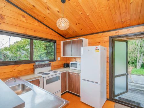 Beach Lovers Bach - Hahei Holiday Home