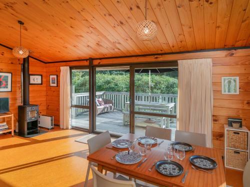 Beach Lovers Bach - Hahei Holiday Home