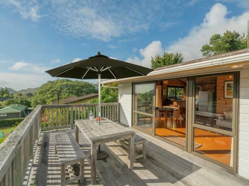 Beach Lovers Bach - Hahei Holiday Home