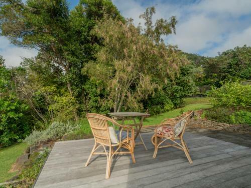 Beach Lovers Bach - Hahei Holiday Home