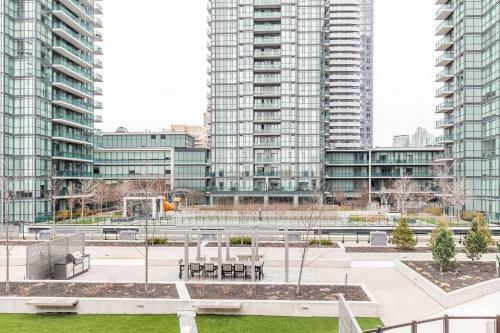Apartamento Prime Location! Bright And Spacious 1br Condo With Large Balcony!