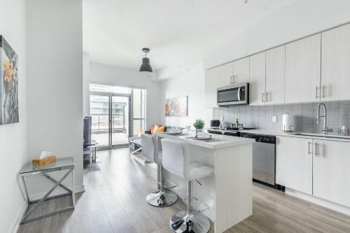 Apartamento Prime Location! Bright And Spacious 1br Condo With Large Balcony!