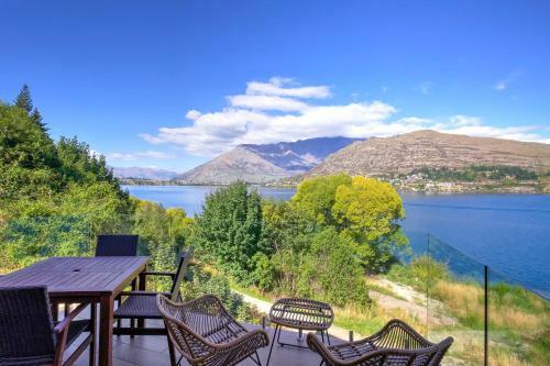 The Villa Lookout - Queenstown Holiday Villa