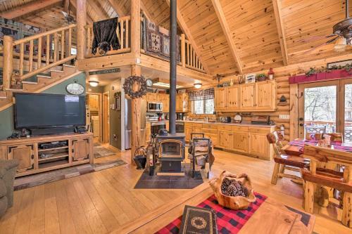 Quiet Pinetop Cabin With Yard Bordering Forest