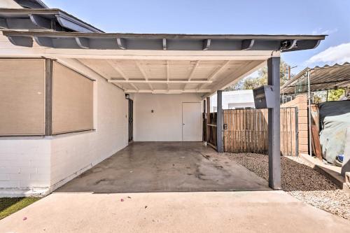 Spacious Phoenix Abode With Meditation Room!