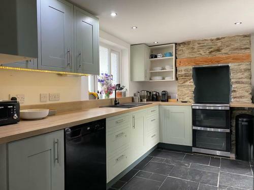 3 Bedroom Village Gem In South Hams, Devon