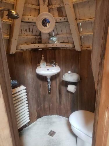 Cosy And Inviting Waterside Luxury Yurt